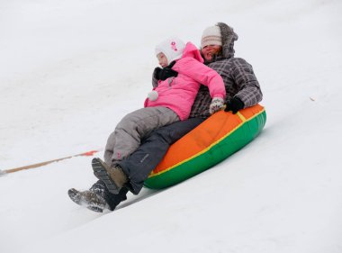 Minsk, Beyaz Rusya - 26 Ocak 2019: insanlar iyi eğlenceler boru karlı bir tepe üzerinde haddeleme