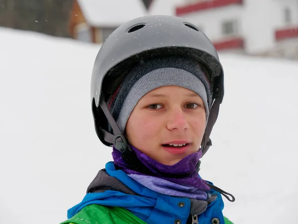 Sportler Ein Skifahrer Mit Helm Fröhliches Porträt Auf Der Skipiste — Stockfoto