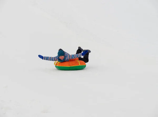 Άνθρωποι Έχουν Διασκέδαση Ιππασία Χιόνι Διαφάνειες Για Σωλήνωση — Φωτογραφία Αρχείου