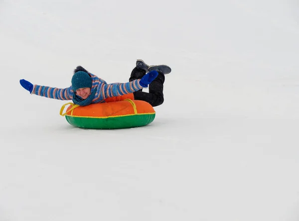 人们有乐趣骑在油管上的雪滑梯 — 图库照片