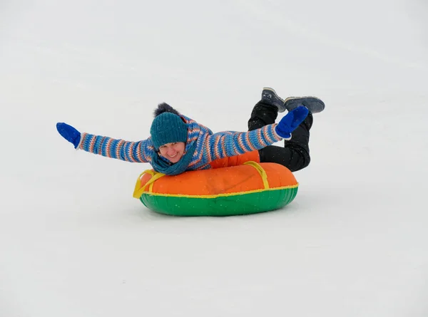 Люди Весело Катаются Снежных Горках Тюбингу — стоковое фото