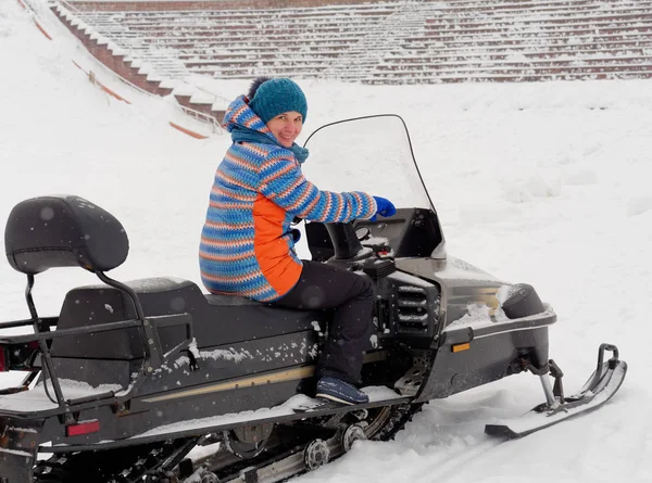 Chumbo Sentar Uma Moto Neve Uma Encosta Neve — Fotografia de Stock