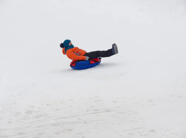 Les Gens Amusent Monter Les Glissières Neige Sur Tube — Photo