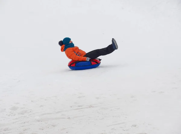 Gente Divierte Montando Los Toboganes Nieve Tubo — Foto de Stock