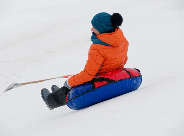 Die Leute Haben Spaß Beim Rutschen Auf Dem Tubing — Stockfoto