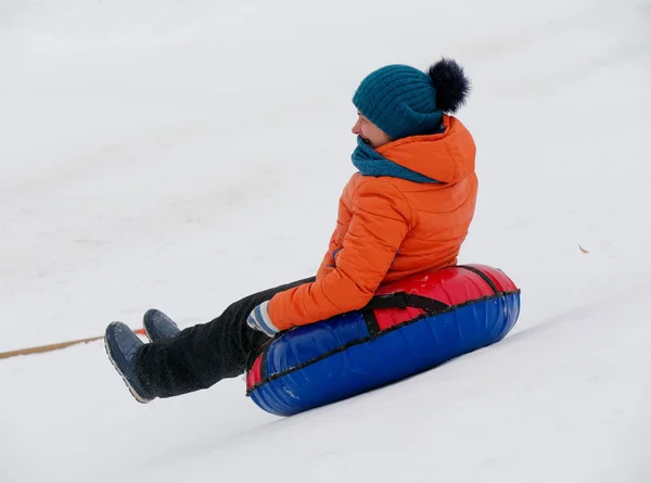 Gente Divierte Montando Los Toboganes Nieve Tubo —  Fotos de Stock