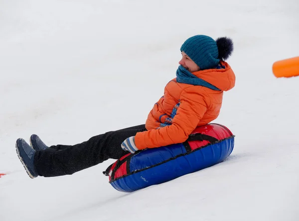 Insanlar Eğlenmek Kar Slaytlar Tüp Sürme — Stok fotoğraf