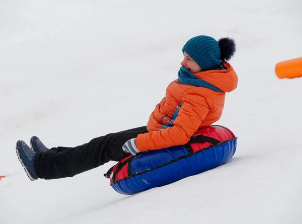 Gente Divierte Montando Los Toboganes Nieve Tubo —  Fotos de Stock