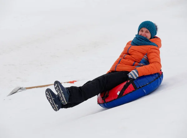 People Have Fun Riding Snow Slides Tubing — Stock Photo, Image