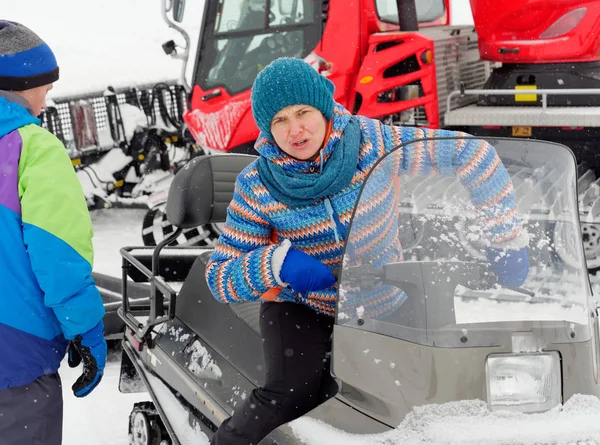 Μόλυβδος Κάθονται Ένα Snowmobile Μια Πλαγιά Χιόνι — Φωτογραφία Αρχείου