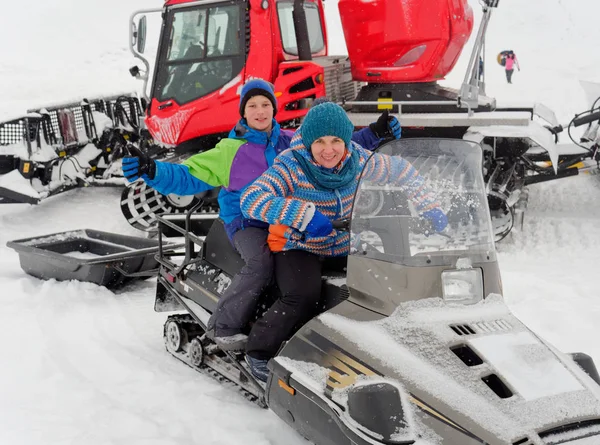 Μόλυβδος Κάθονται Ένα Snowmobile Μια Πλαγιά Χιόνι — Φωτογραφία Αρχείου