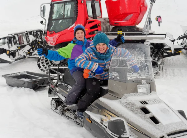 Μόλυβδος Κάθονται Ένα Snowmobile Μια Πλαγιά Χιόνι — Φωτογραφία Αρχείου