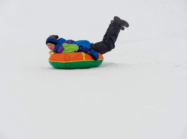 Люди Весело Катаются Снежных Горках Тюбингу — стоковое фото