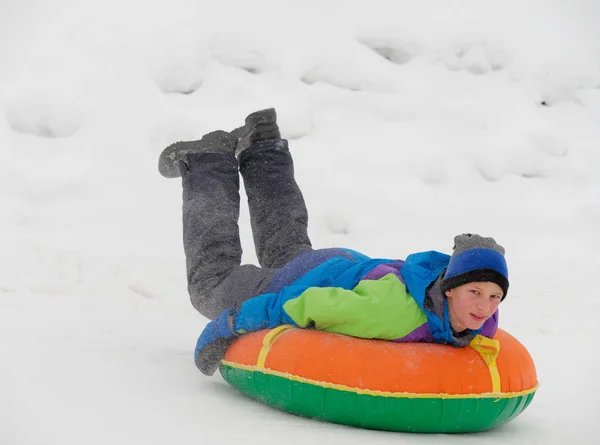 Gente Divierte Montando Los Toboganes Nieve Tubo —  Fotos de Stock