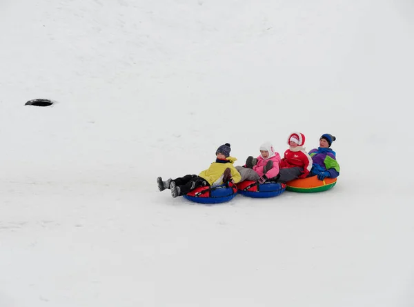 Μινσκ Λευκορωσία Ιανουαρίου 2019 Άνθρωποι Έχουν Διασκέδαση Τροχαίο Ένα Χιονισμένο — Φωτογραφία Αρχείου