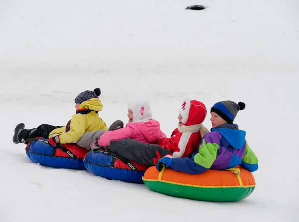 白俄罗斯明斯克 2019年1月26日 人们在管道上的雪山上玩耍 — 图库照片