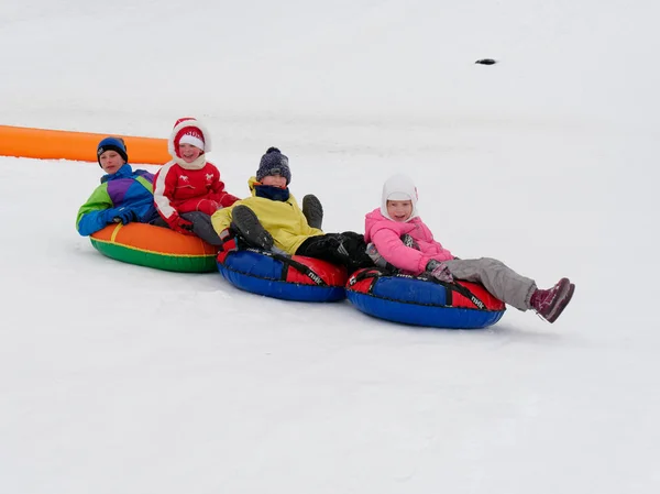 Μινσκ Λευκορωσία Ιανουαρίου 2019 Άνθρωποι Έχουν Διασκέδαση Τροχαίο Ένα Χιονισμένο — Φωτογραφία Αρχείου