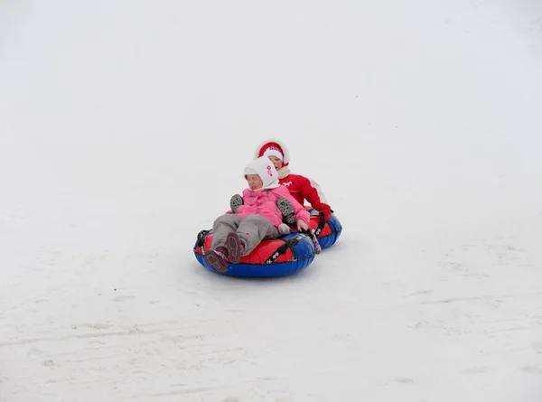 Mińsk Białoruś Stycznia 2019 Ludzi Mieć Zabawa Toczenia Snowy Wzgórza — Zdjęcie stockowe
