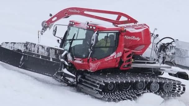 Minsk Weißrussland Januar 2019 Spezialausrüstung Traktor Präpariert Schneehang Zum Skifahren — Stockvideo