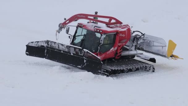 Мінськ Січня 2019 Спеціальне Обладнання Гусеничний Трактор Готує Сніг Ухил — стокове відео