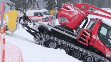 Minsk, Beyaz Rusya - 26 Ocak 2019: Yangın önleyici donatım. Kayak için kar yamaç izlenen traktör hazırlar.