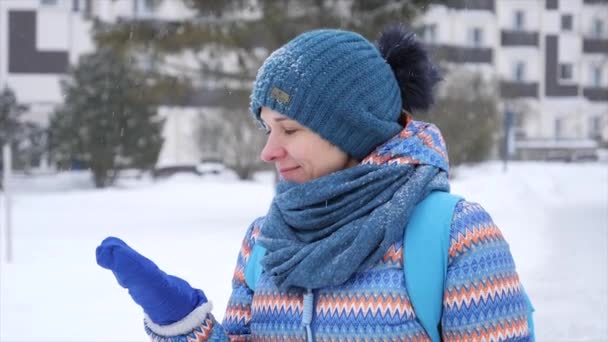 Ritratto Una Ragazza Nel Gelo Durante Una Nevicata — Video Stock