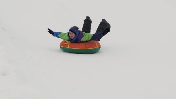 People Have Fun Riding Snow Slides Tubing — Stock Video