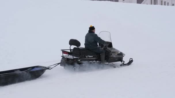Minsk Wit Rusland Januari 2019 Speciale Apparatuur Sneeuwscooter Rijdt Skipiste — Stockvideo