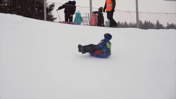 人们有乐趣骑在油管上的雪滑梯 — 图库视频影像
