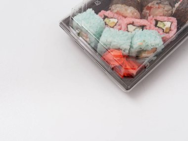 Suşi rulo set, soya sosu, wasabi tek kullanımlık bir kapsayıcı içindeki bir peçeteye