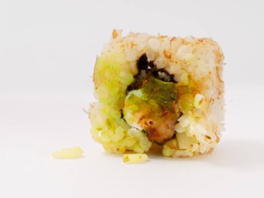 Suşi beyaz bir arka plan üzerinde rulo. hızlı sağlıklı yemek 5