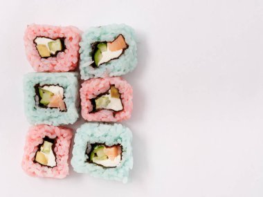 Suşi beyaz bir arka plan üzerinde rulo. hızlı sağlıklı yemek 5