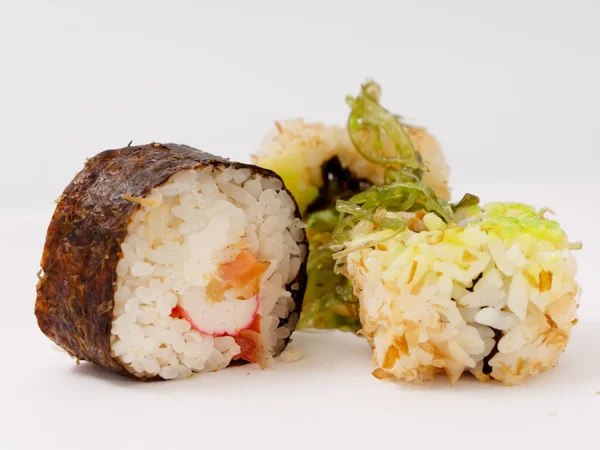 寿司卷在白色背景 快速健康食品5 — 图库照片