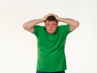 adam beyaz arka planda 5 bardaklarda duygularla