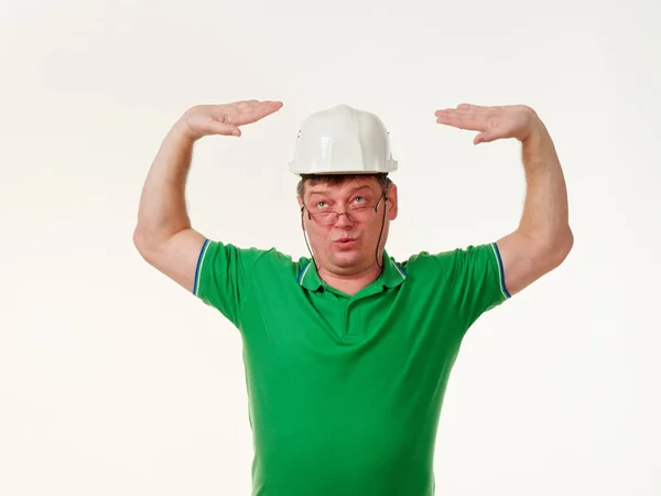 彼の顔に深刻な表情と腕を組んで建設労働者 — ストック写真