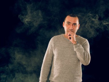 Genç adam elektronik sigara içiyor.