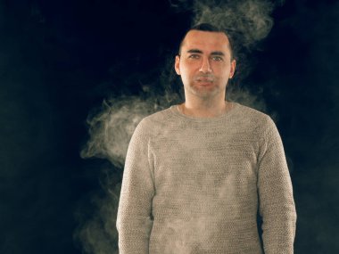 Genç adam elektronik sigara içiyor.