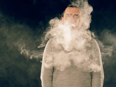 Genç adam elektronik sigara içiyor.