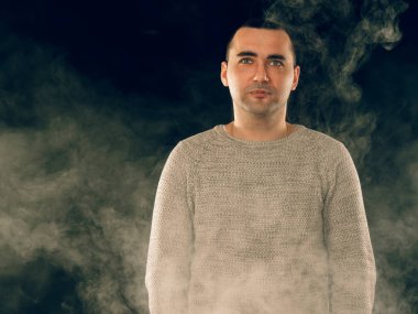 Genç adam elektronik sigara içiyor.