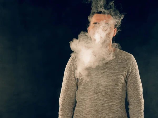 Genç Adam Elektronik Sigara Içiyor — Stok fotoğraf