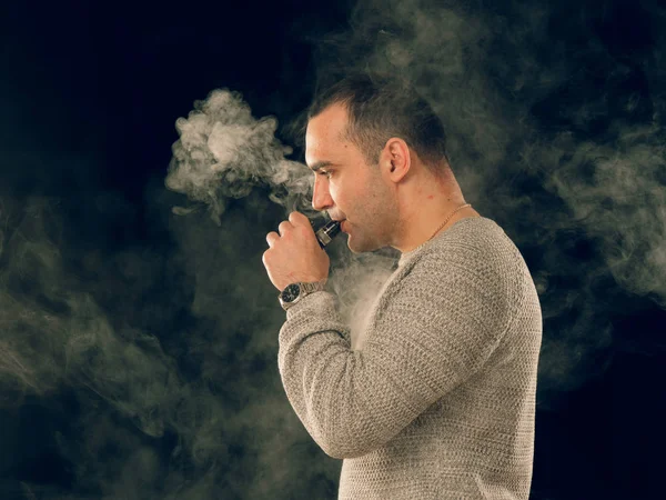 Joven Fumando Cigarrillo Electrónico —  Fotos de Stock