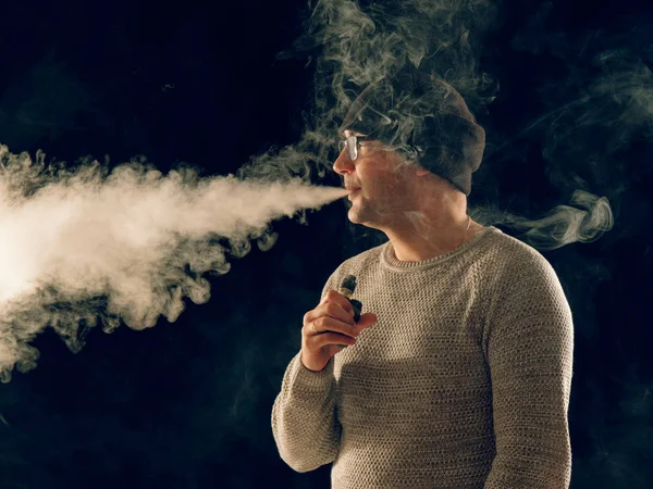 Joven Fumando Cigarrillo Electrónico — Foto de Stock