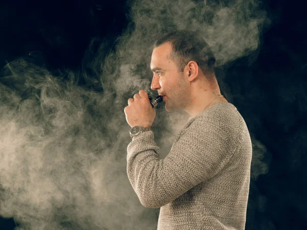 Ung Man Röker Elektronisk Cigarett Stockfoto