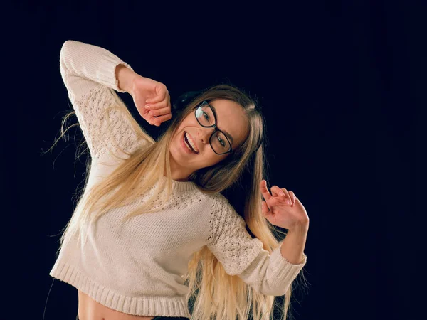 Schöne Junge Frau Genießt Die Musik Drahtlosem Kopfhörer Auf Dunkelschwarzem — Stockfoto