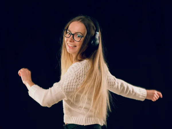 Όμορφη Απολαμβάνοντας Νεαρή Γυναίκα Που Ακούει Μουσική Στο Ασύρματο Ακουστικό — Φωτογραφία Αρχείου