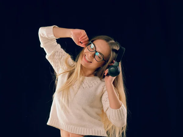 Hermosa Mujer Joven Disfrutando Escuchando Música Auriculares Inalámbricos Sobre Fondo —  Fotos de Stock