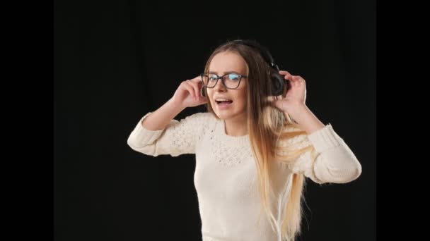 Hermosa Mujer Joven Disfrutando Escuchando Música Auriculares Inalámbricos Sobre Fondo — Vídeo de stock