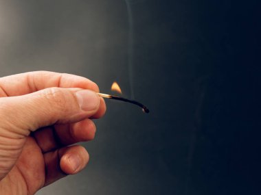 siyah arka plan üzerine elinde yanan kükürt büyükbaş