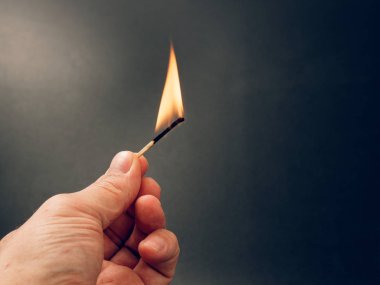 siyah arka plan üzerine elinde yanan kükürt büyükbaş