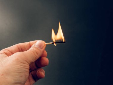 siyah arka plan üzerine elinde yanan kükürt büyükbaş